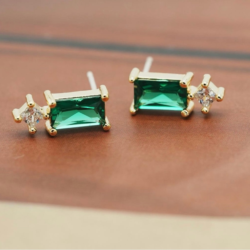 Vintage Emerald and Gold Stud Earrings